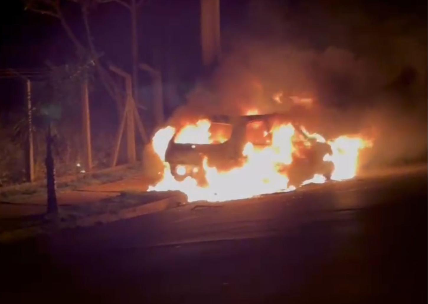 Carro pega fogo após bater em poste no Jardim Botânico