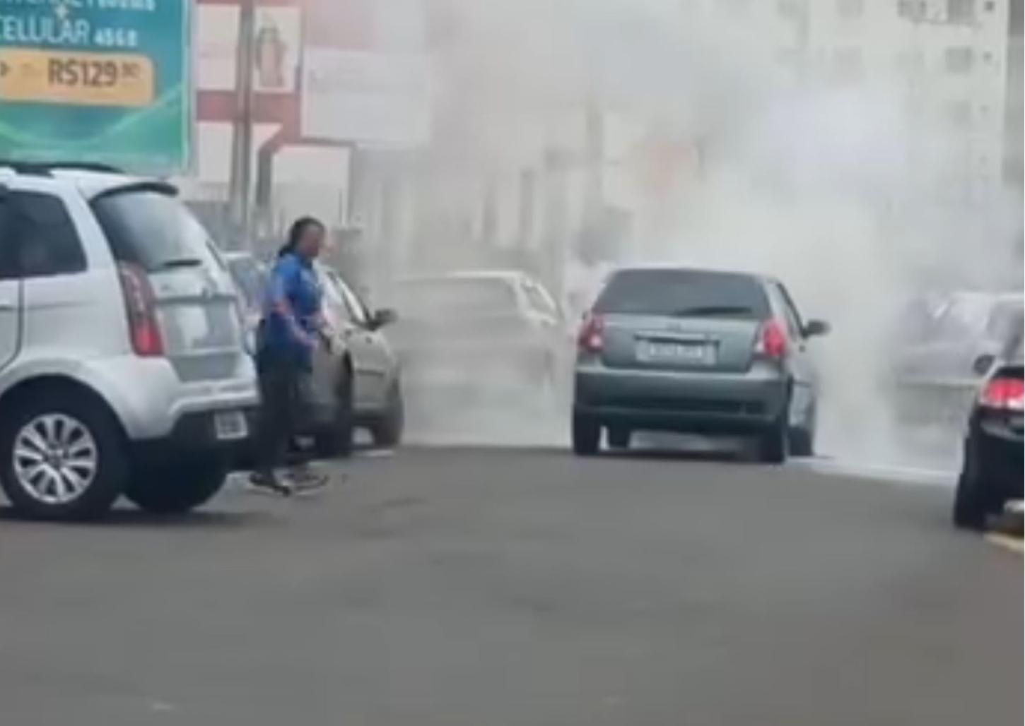 Carro pega fogo na rua Padre Anchieta no Centro