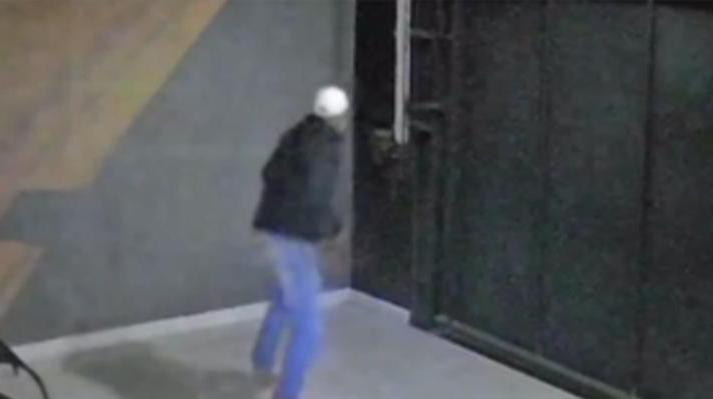 Criminoso invade casa, destrói câmeras, furta joias e notebook