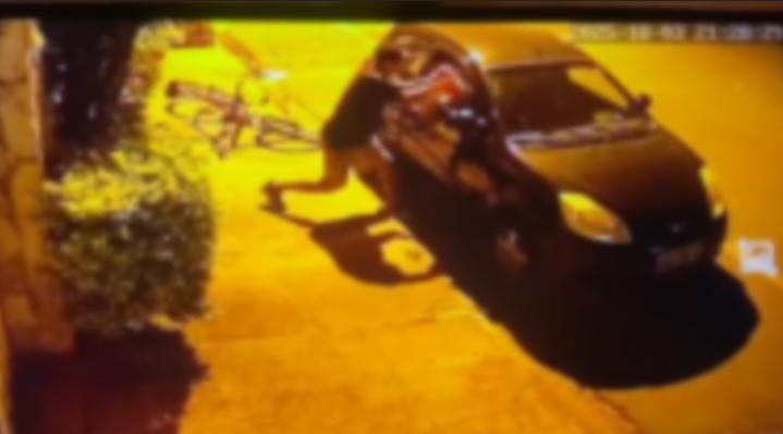 Ladrão quebra vidro de carro e furta bolsa na Vila Imperador