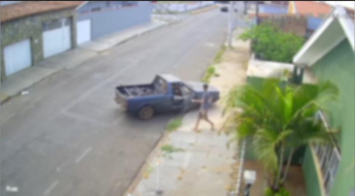 Criminosos invadem casa e furtam veículo no Jardim Guanabara