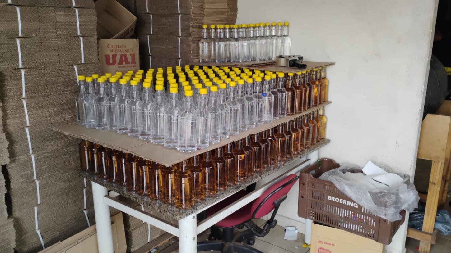 Fábrica clandestina de bebidas é alvo de operação da Polícia Civil