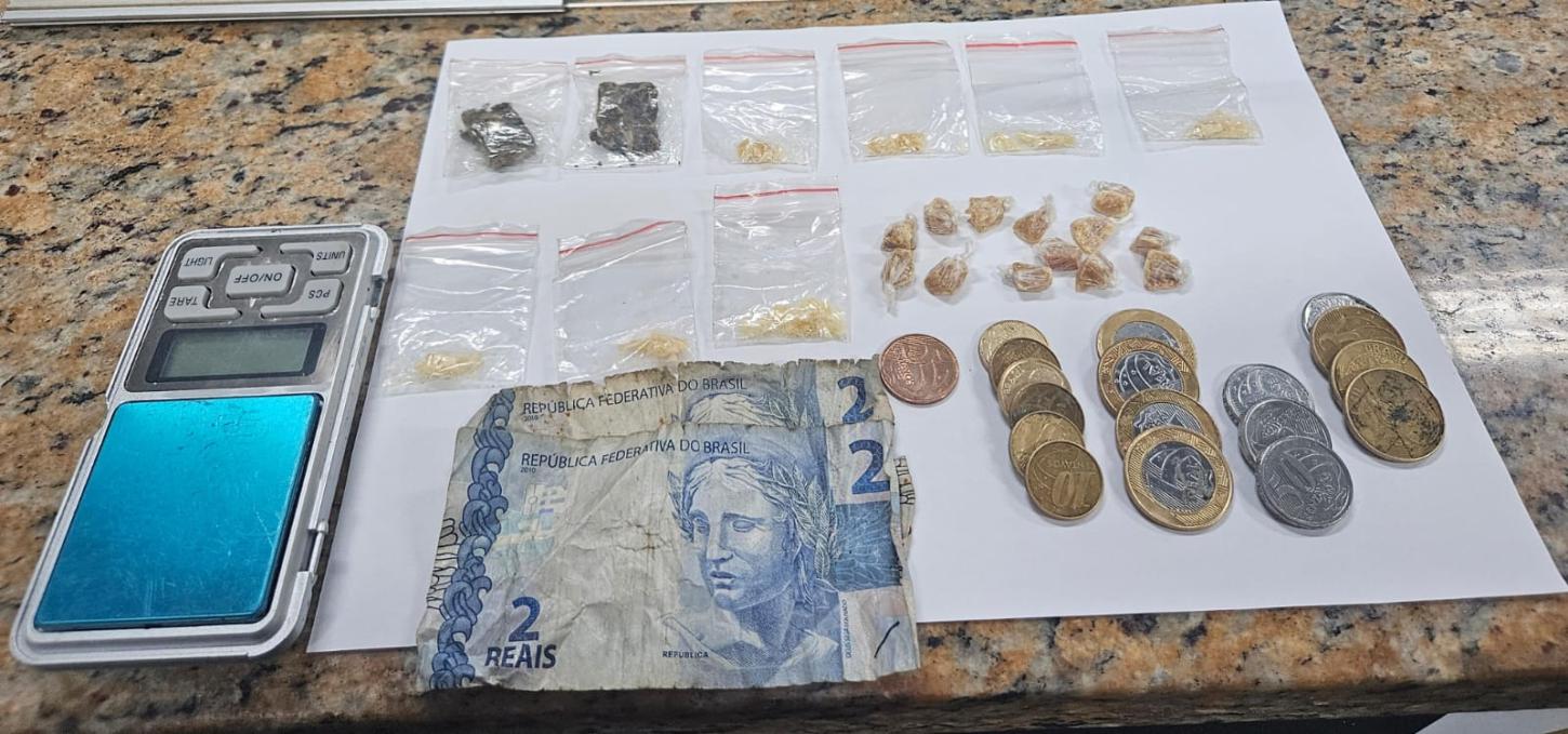 Homem é preso pela PM vendendo drogas em pátio de conjunto habitacional