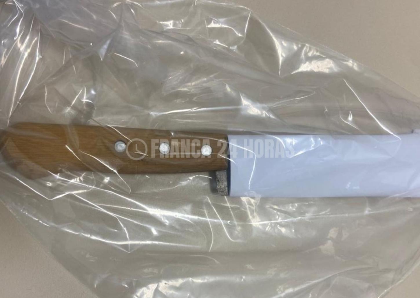 Homem esfaqueia cuidadora de idosos e acaba preso pela Polícia Militar