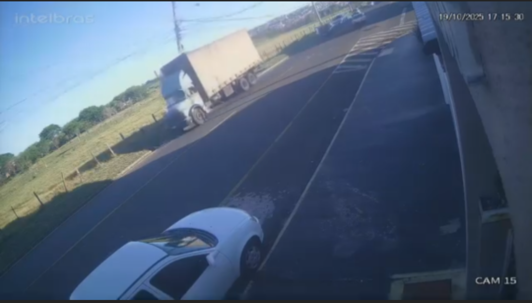 Câmera flagrou caminhoneiro batendo em poste; ele foi parar na delegacia