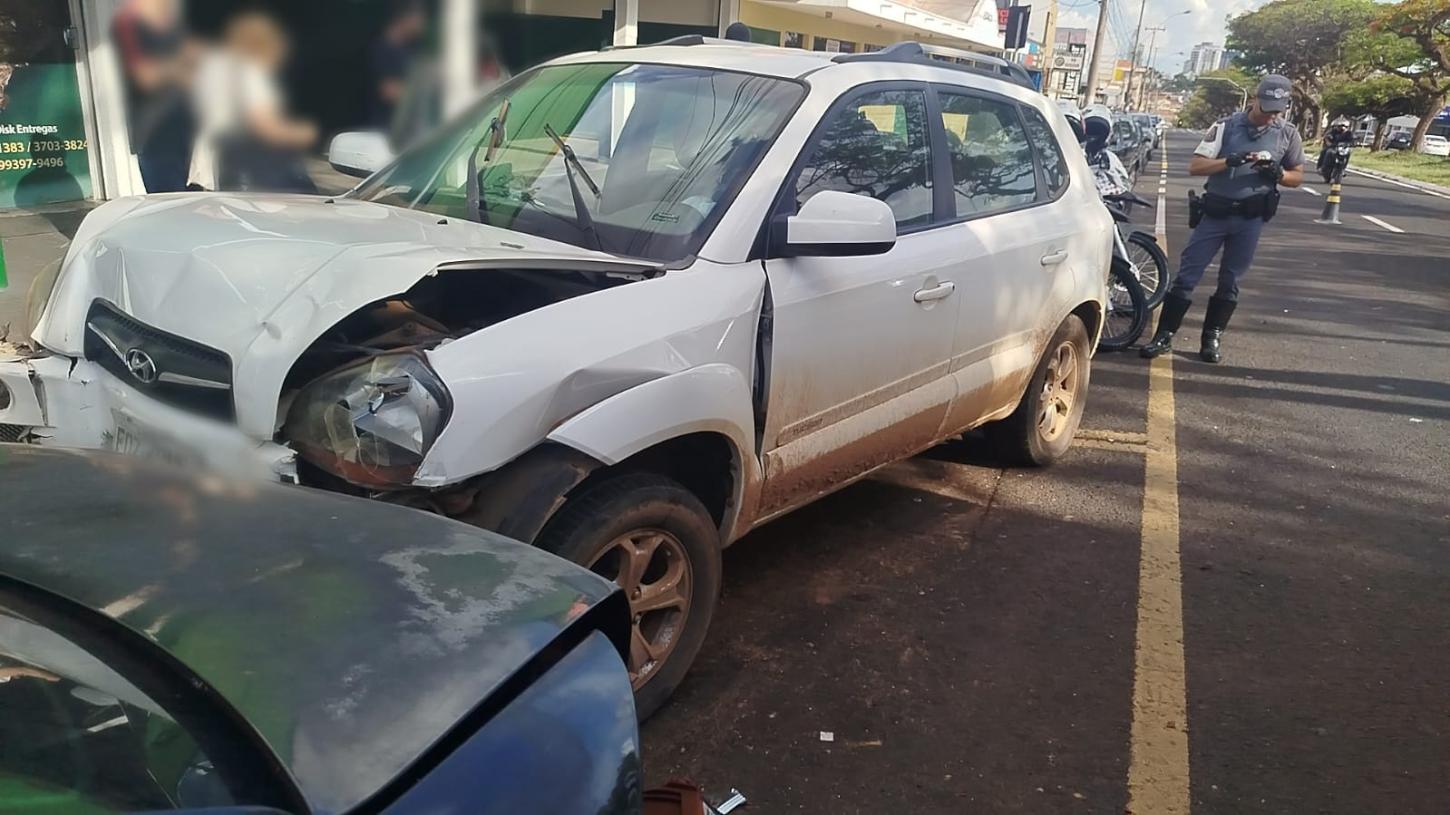 Idosa passa mal ao volante e causa acidente com seis veículos em Franca