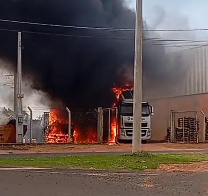 Incêndio destrói dois caminhões em Patrocínio Paulista