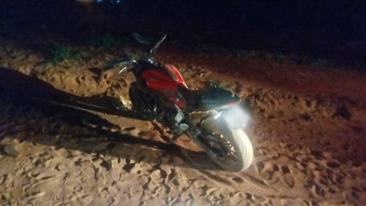Jovem bate moto na traseira de veículo na João Traficante e fica ferido