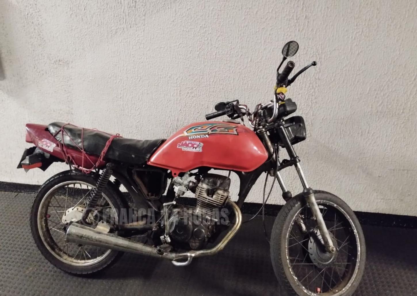 Homem é preso pela Polícia Militar com moto adulterada no Parque dos Pinhais