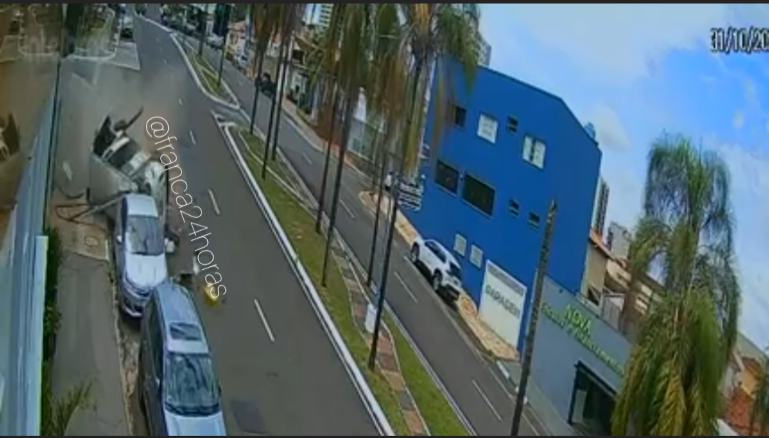 Câmera flagrou perua desgovernada e capotando na avenida Major Nicácio