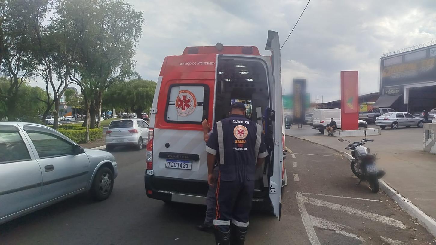 Motociclista fica ferido após colidir na traseira de carro em Franca
