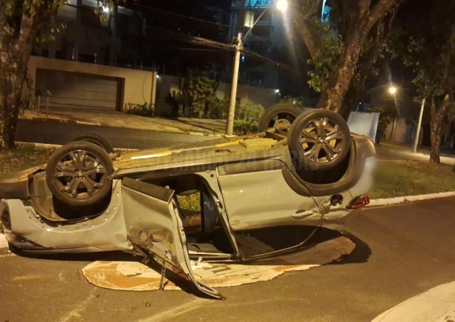 Motorista atinge carro e capota  na avenida Paulo VI