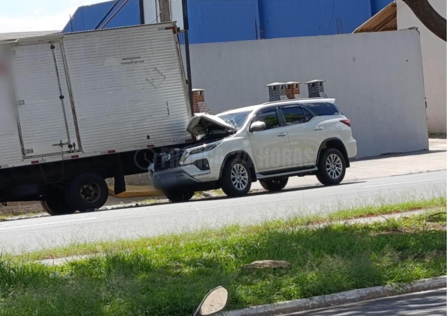 Motorista bate caminhonete em caminhão estacionado em avenida