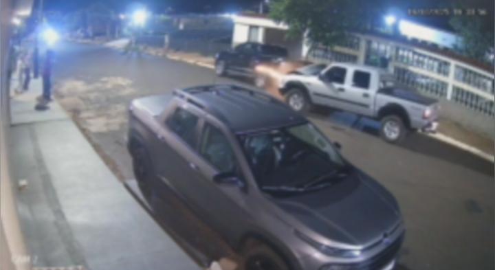 Motorista bate e arrasta caminhonete estacionada em São José da Bela Vista