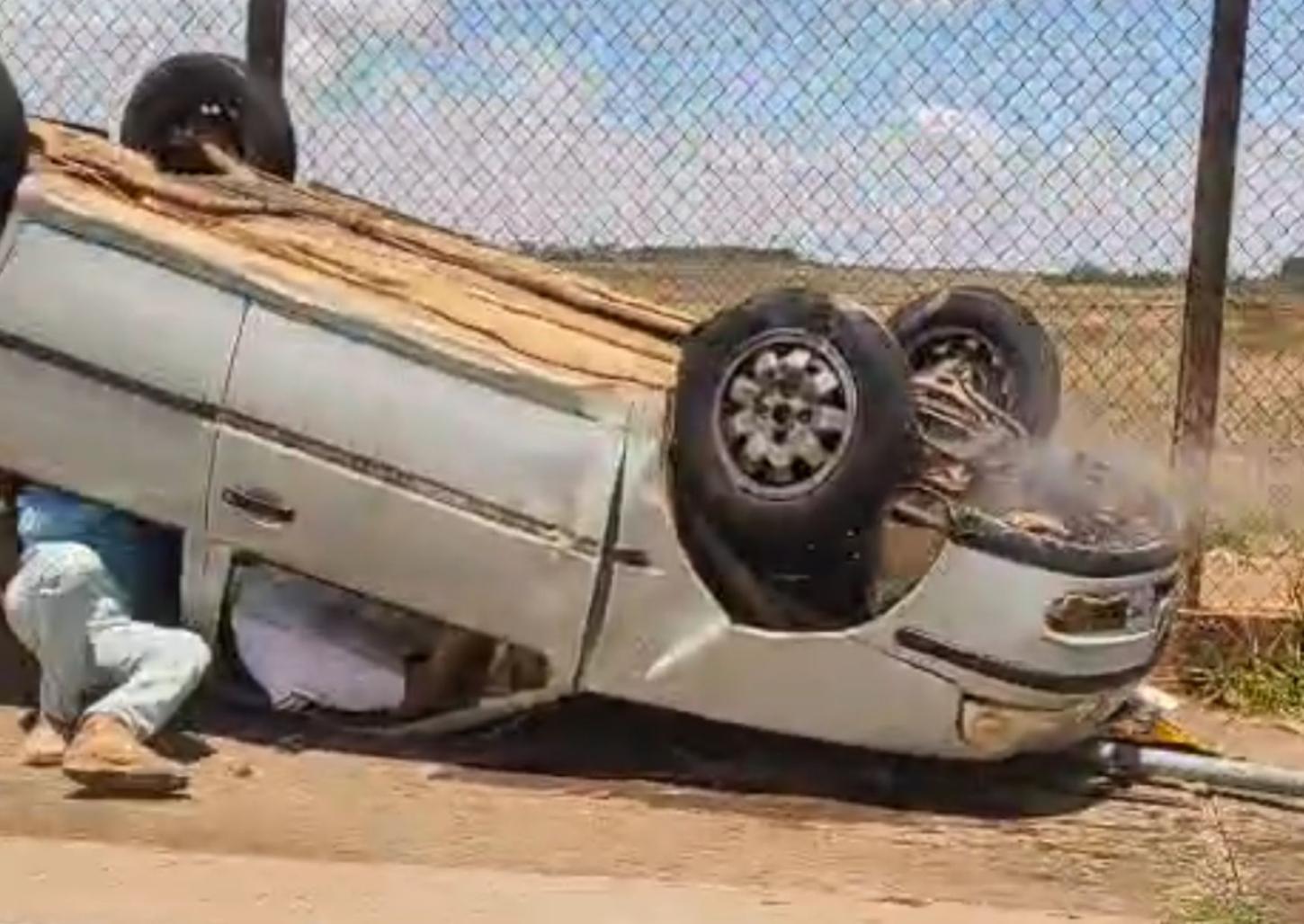 Motorista faz zigue-zague com carro e capota no Jardim Aeroporto