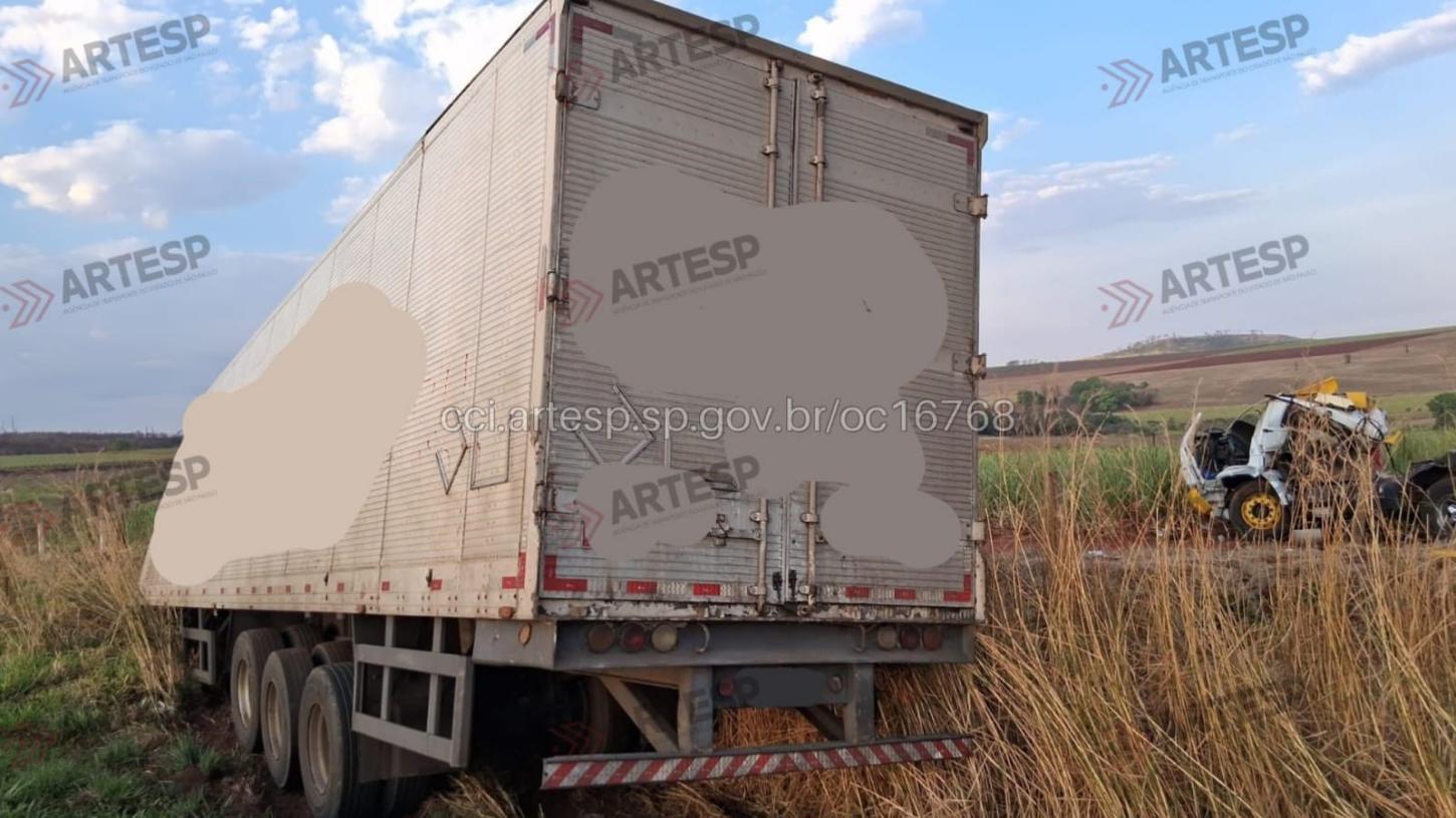 Motorista morre após ser arremessado da cabine em colisão entre carretas