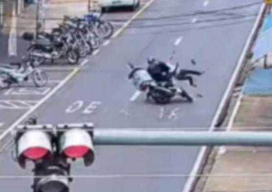 Mulher é atropelada por motocicleta na Vila São Sebastião