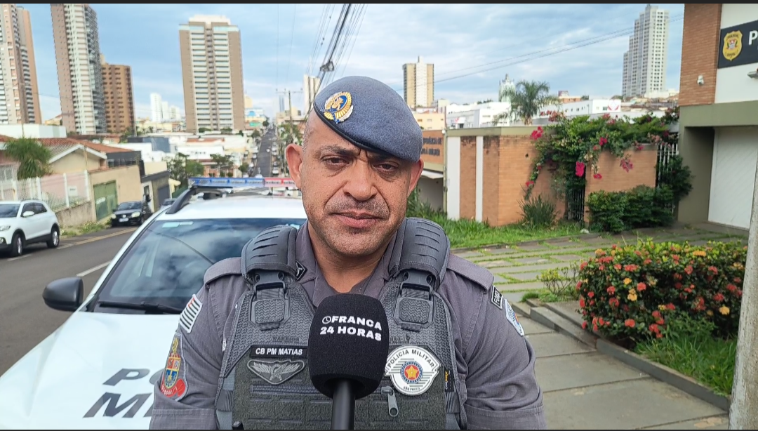 Homem fura colchão com faca, tenta matar mulher e é preso pela PM