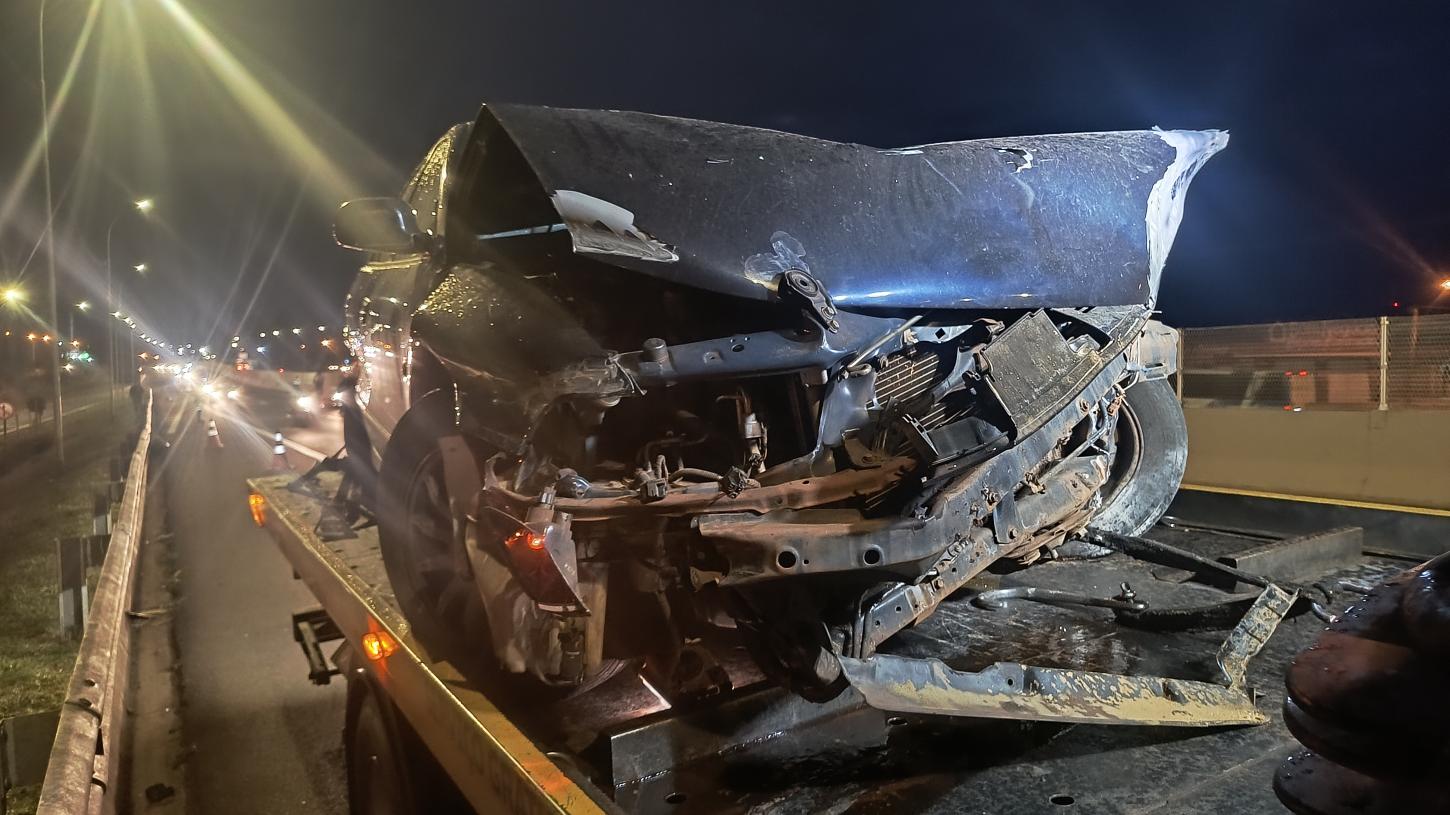 Motorista bate carro em mureta de proteção na Cândido Portinari e foge