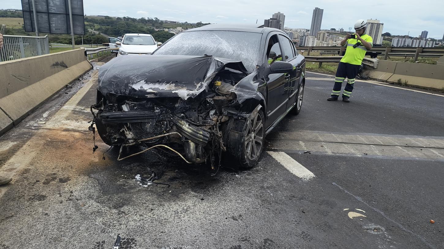 Carro pega fogo após colisão na rodovia Engenheiro Ronan Rocha
