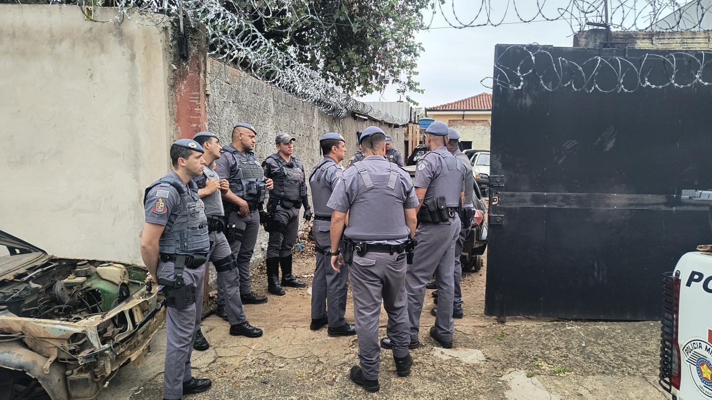 Carro furtado é recuperado pela PM em desmanche no Jardim Califórnia