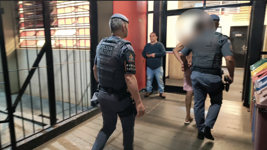 Ladrão de caminhonete se esconde na vizinha, mas é preso pela Força Tática