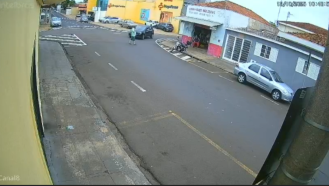 Câmera flagra idoso sendo atropelado por carro em cruzamento na Vila Nova