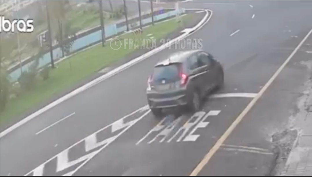 Câmera flagra motorista batendo carro em mureta de proteção