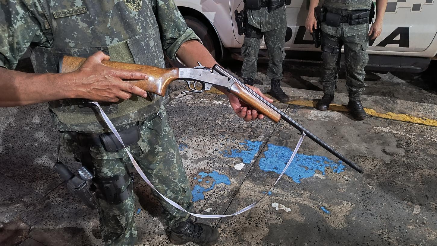 Homem é preso pela Polícia Ambiental com espingarda em Ribeirão Corrente