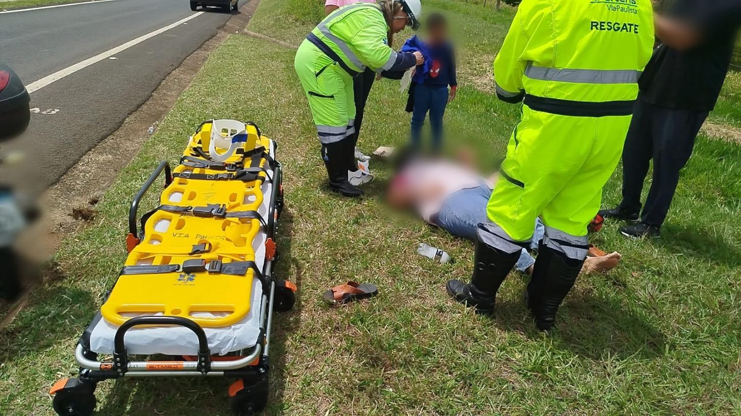 Pneu estoura e casal sofre queda de moto na rodovia Cândido Portinari