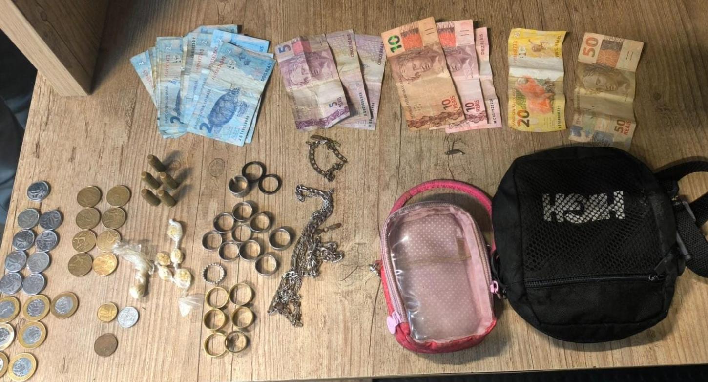 PM flagra adolescente com drogas, munições e joias no City Petrópolis