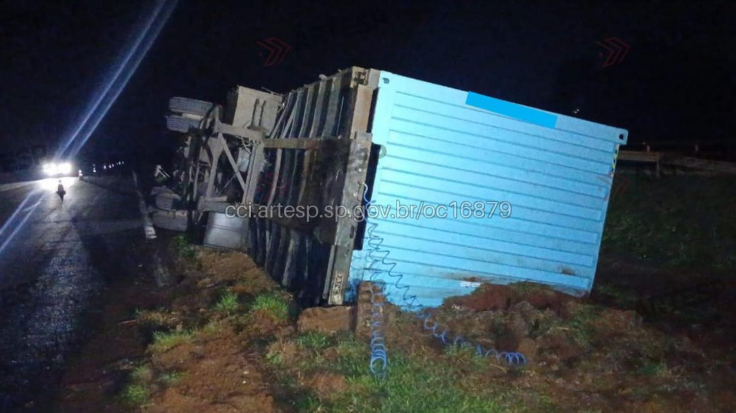 Semi-reboque se solta após colisão entre carretas em rodovia da região