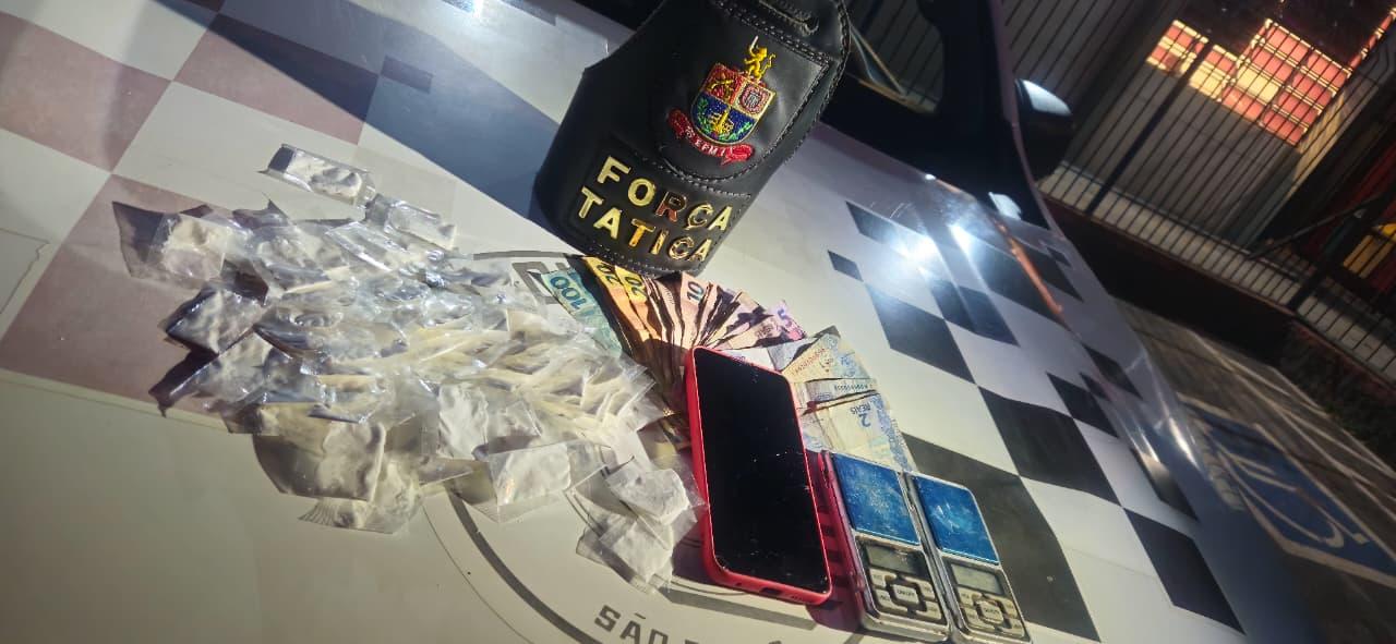 Traficante é preso pela Força Tática após tentar se esconder atrás de veículo