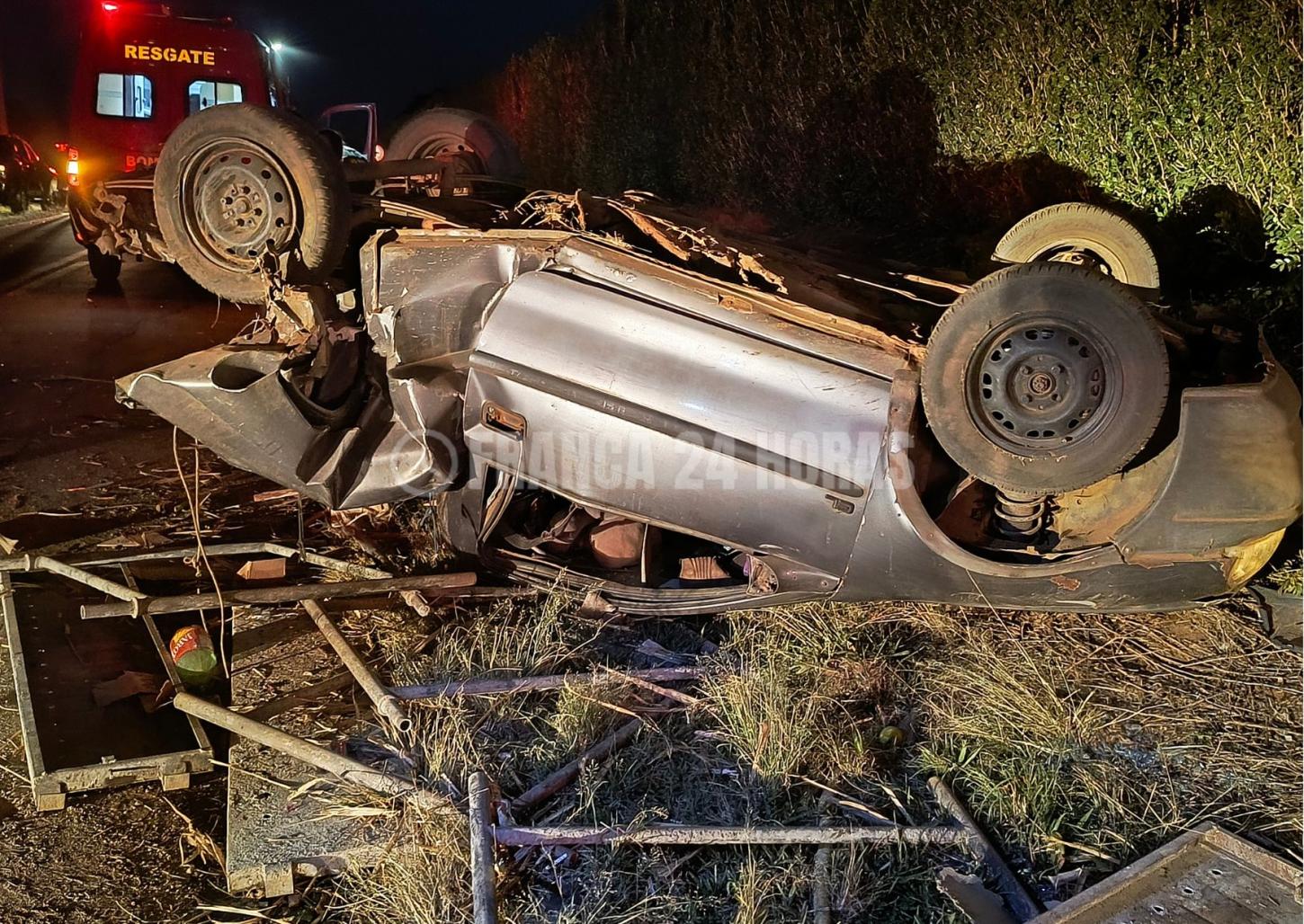 Veículo capota e é atingido por caminhonete na Nelson Nogueira