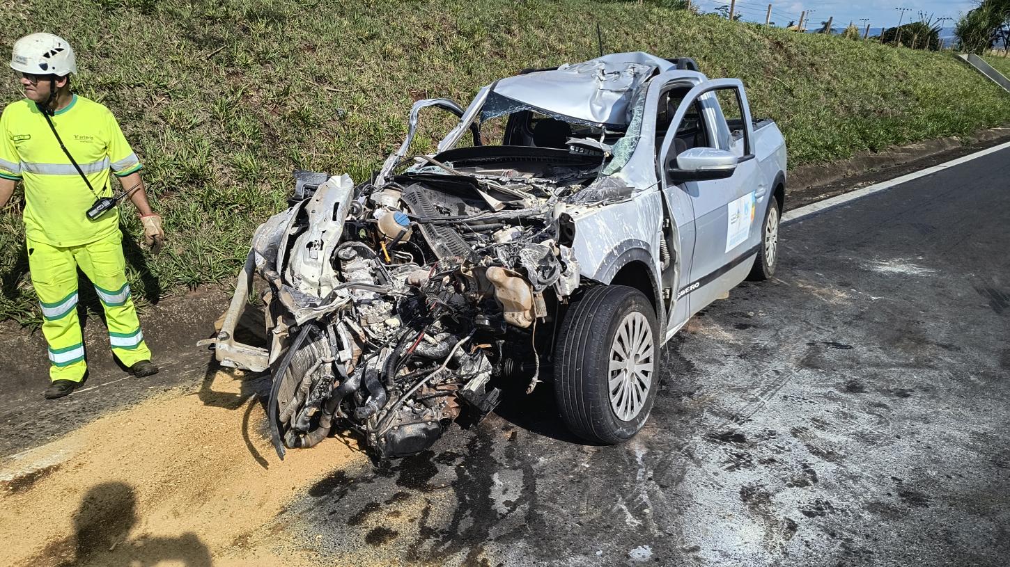 Veículo entra embaixo de carreta na rodovia Engenheiro Ronan Rocha