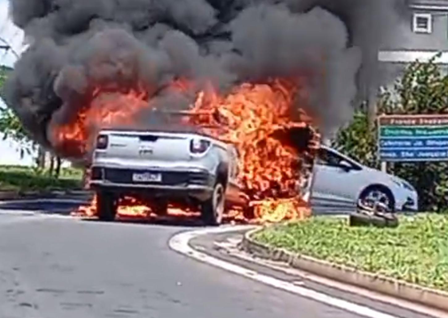 Veículo pega fogo em alça de acesso da rodovia Cândido Portinari