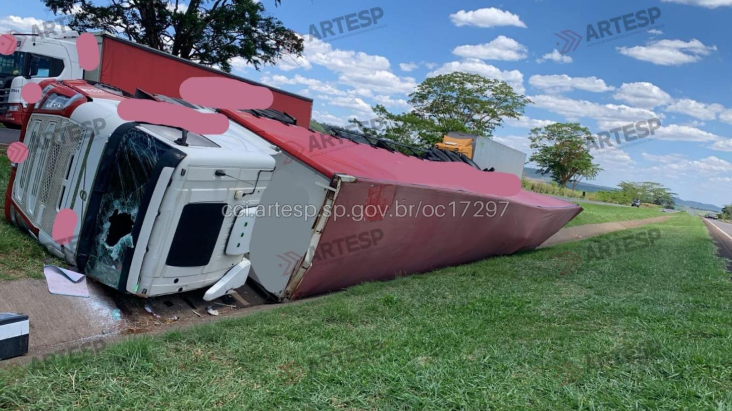 Homem fica ferido após tombamento de carreta em Aramina