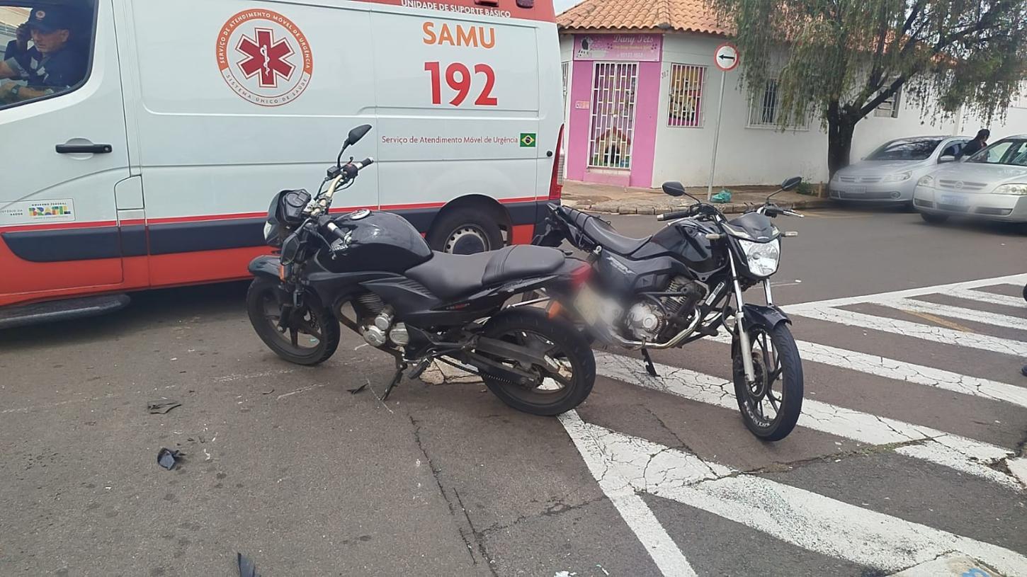 Acidente entre carro e motos deixa dois feridos na Vila Santos Dumont