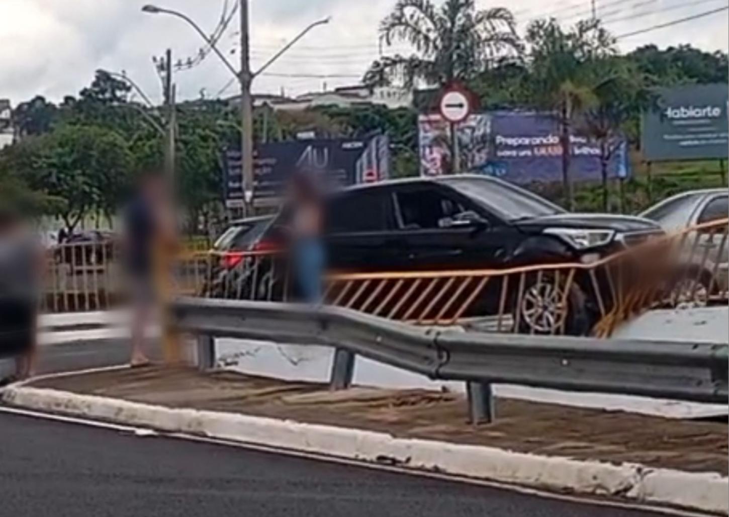 Após colisão, automóvel quase cai no córrego Cubatão na Alonso y Alonso