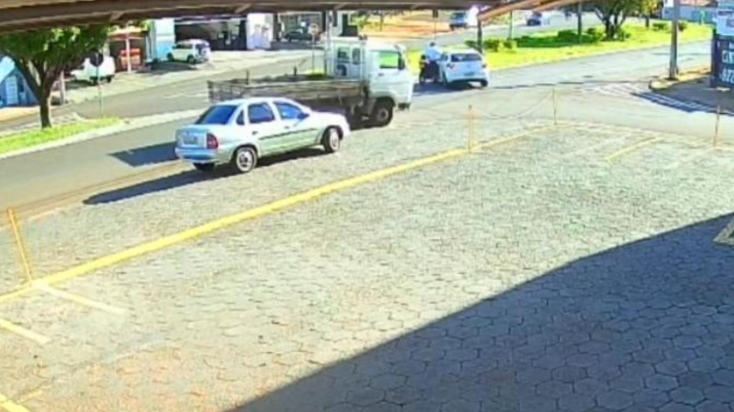 Câmera flagra colisão entre carro e moto na avenida Hélio Palermo