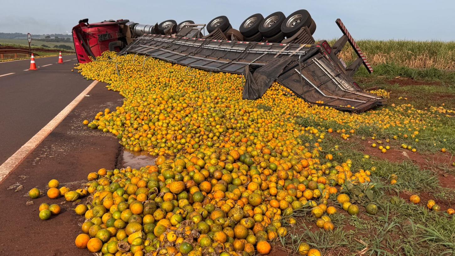 Caminhão carregado de laranjas tomba em rodovia de Miguelópolis