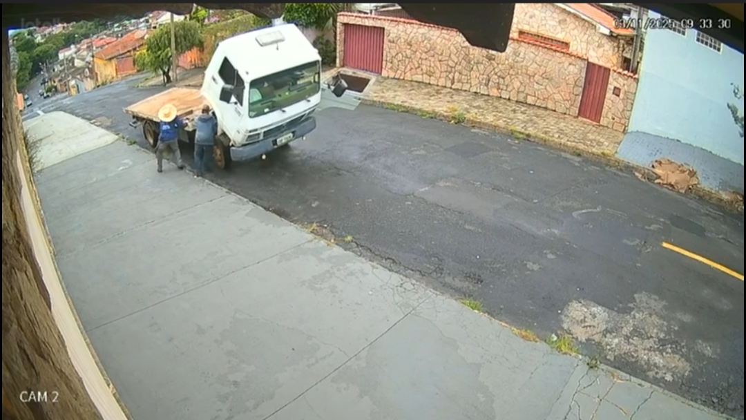 Caminhão desgovernado foi flagrado por câmera no Jardim São Luiz