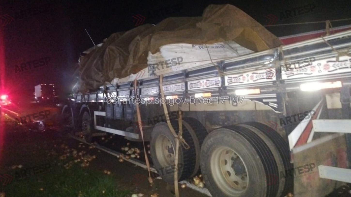 Caminhoneiro fica preso às ferragens após colisão na rodovia Anhanguera