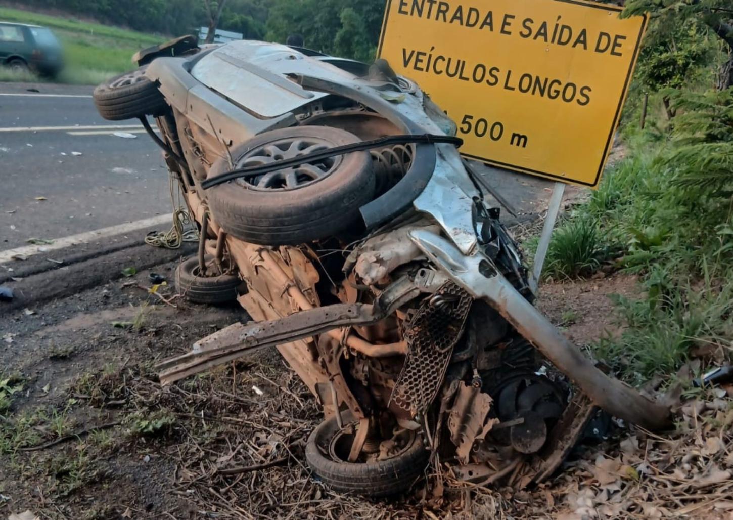 Capotamento entre Sacramento e Rifaina deixa três pessoas feridas