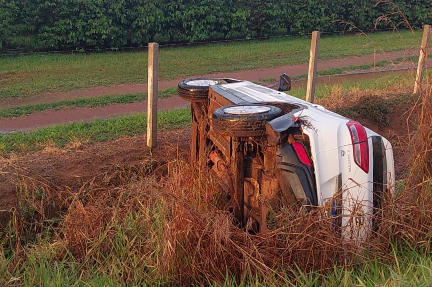 Capotamento na rodovia do Café deixa motorista ferido