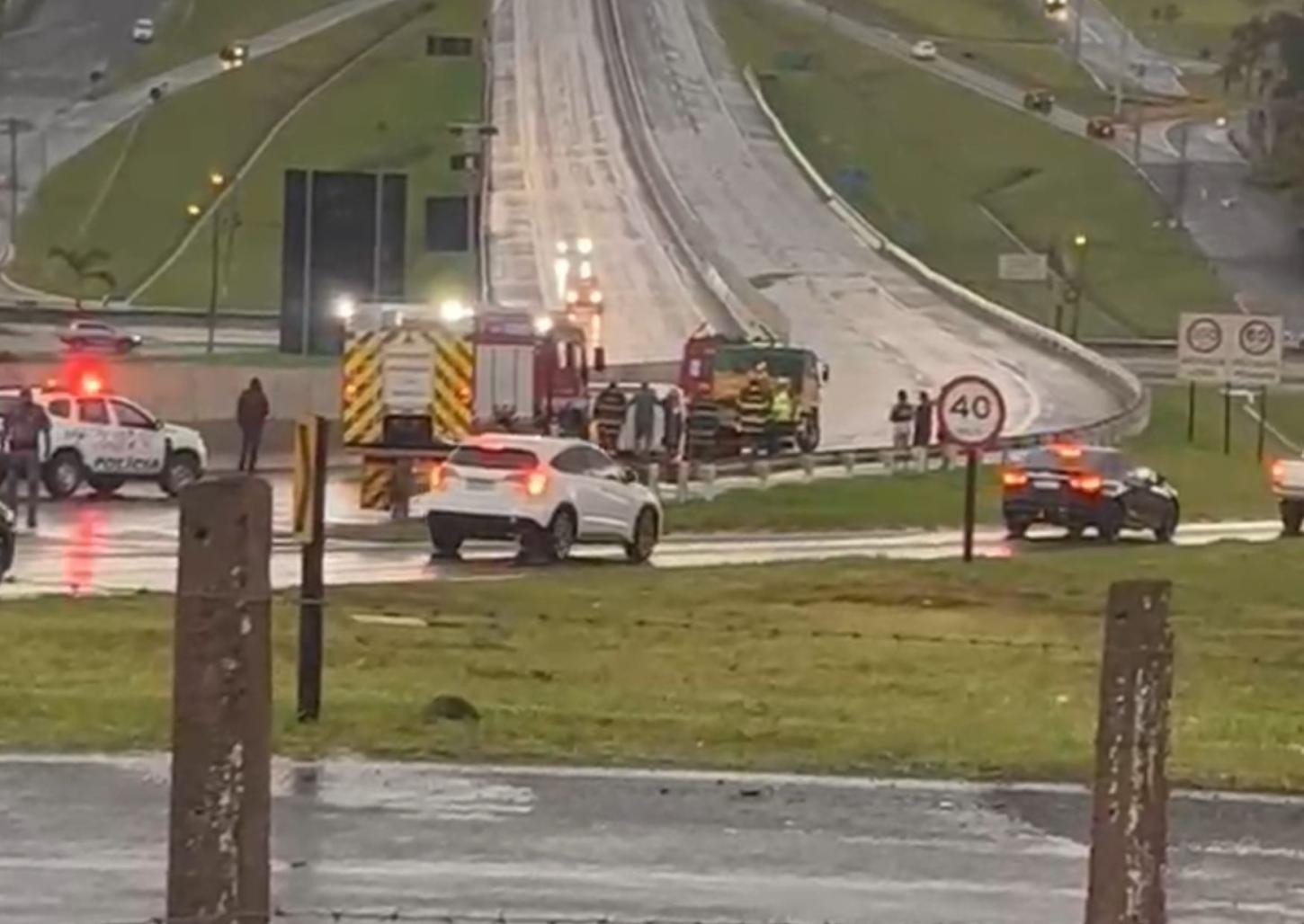 Carro capota durante chuva na rodovia Cândido Portinari