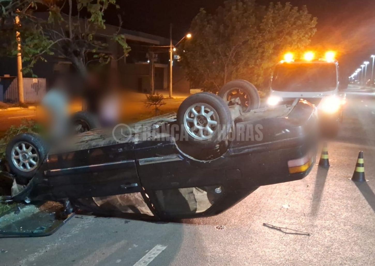 Carro capota na avenida Severino tostes Meirelles no Distrito