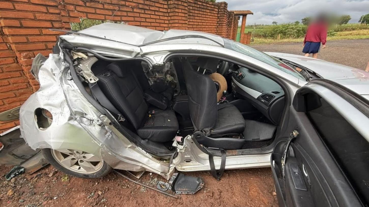 Carro capota na Cândido Portinari e quatro pessoas ficam feridas