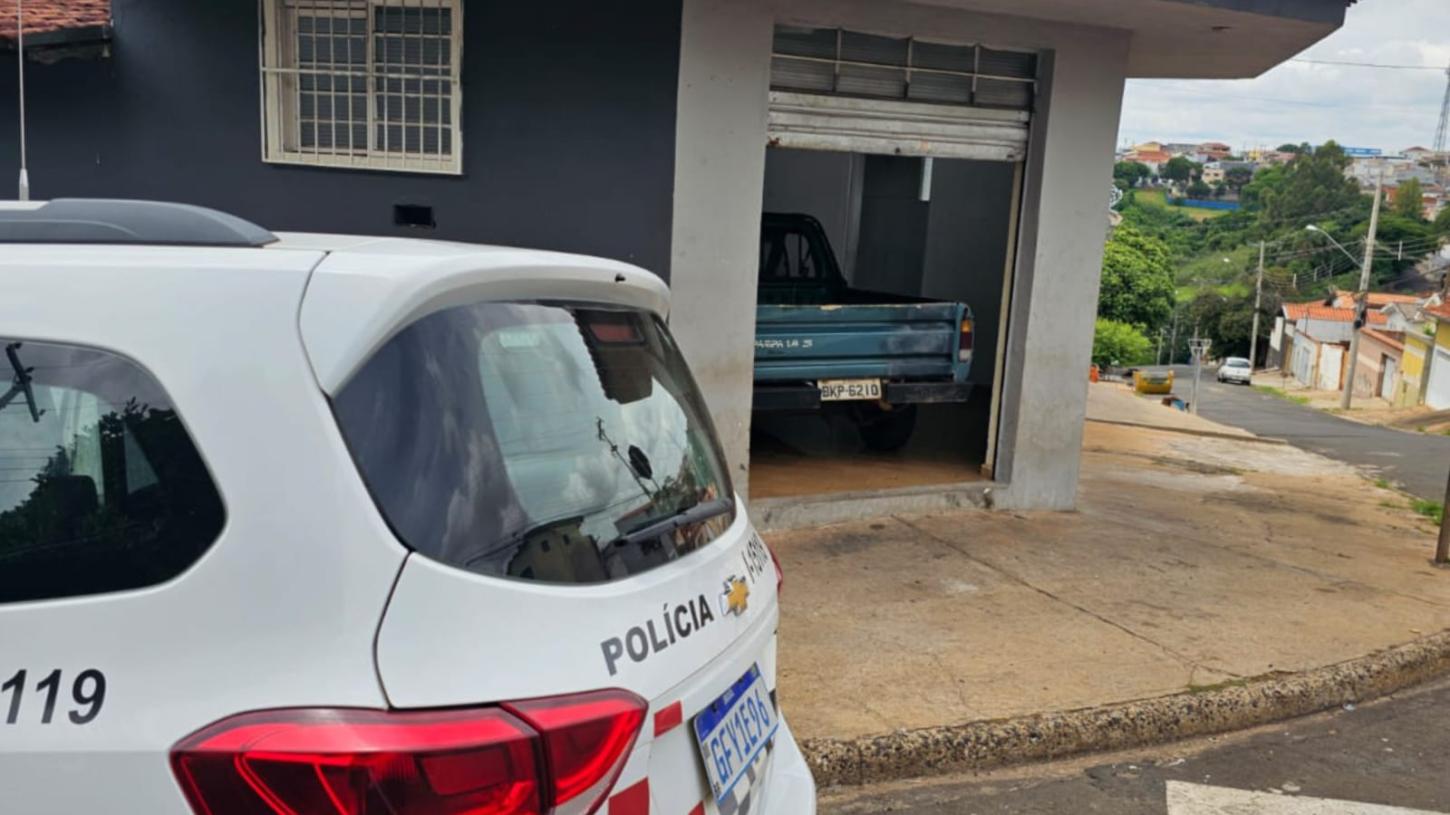 Carro que estaria sendo usado em furtos é apreendido pela PM