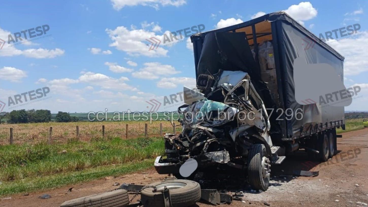 Colisão entre caminhão e carreta deixa vítima fatal em Guará